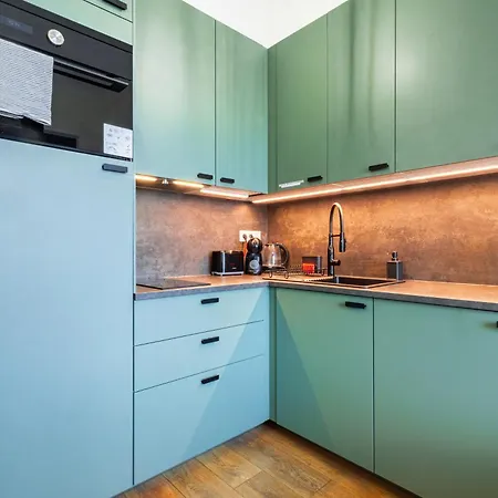 Jungle - Balcony & Easy Center Access *